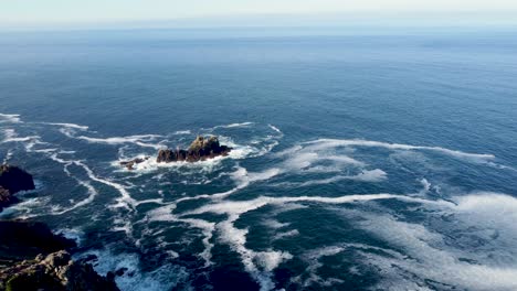 4K-Drohnenaufnahmen-Von-Klippen-Mit-Einer-Kleinen-Insel