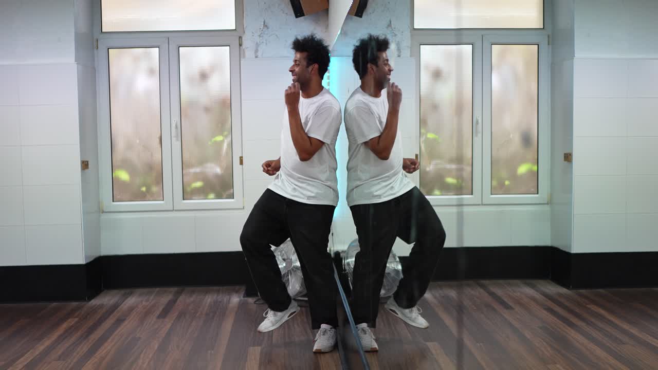 Uomo che balla in una sala da ballo con riflesso nello specchio