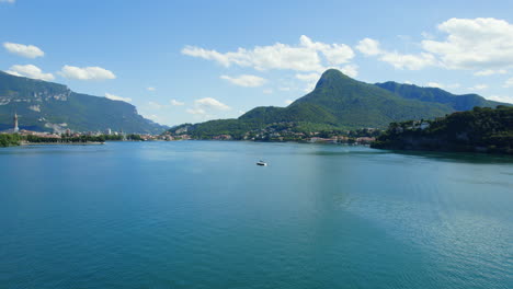 Velero-En-El-Lago-De-Como,-Italia