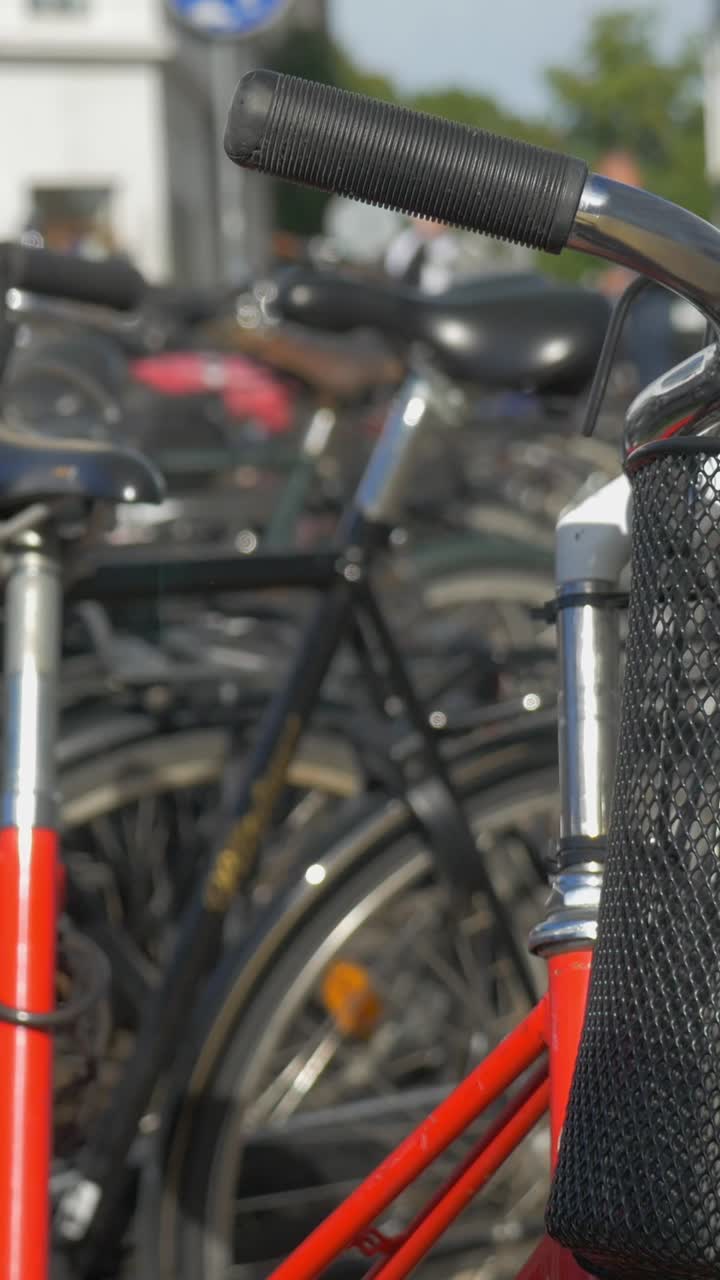 Primer plano de manillar de bicicleta y cesta en un entorno urbano