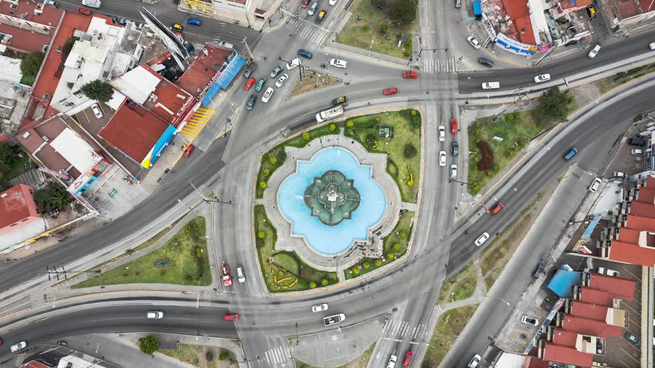 timelapse de la fuente china poblana en una vista cenital y mirando el movimiento de vehículos