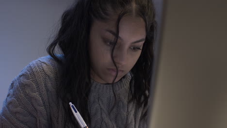 primer plano retrato de una estudiante adolescente haciendo la tarea usando una computadora portátil