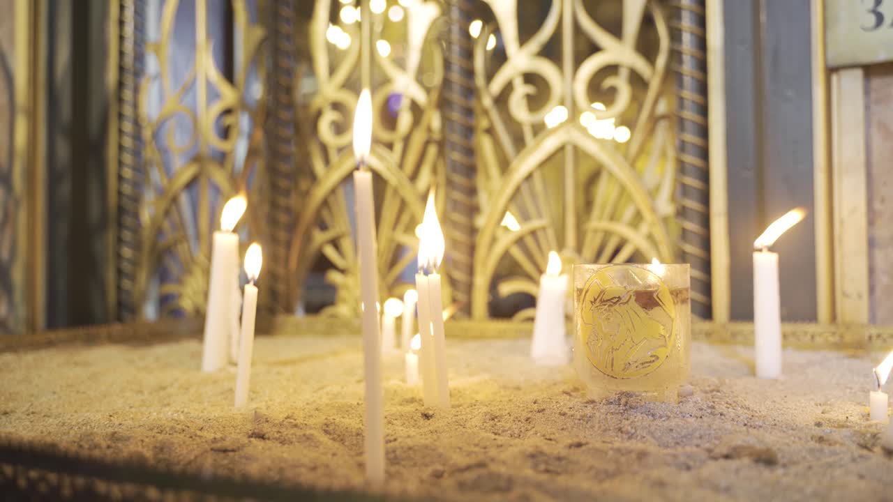 plantando la vela encendida en la iglesia.