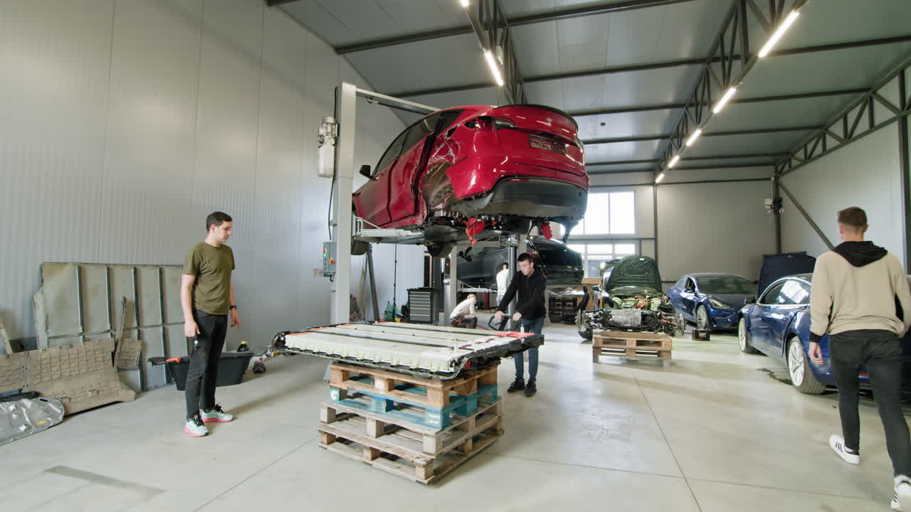 reemplazo de baterías de automóviles eléctricos en un taller
