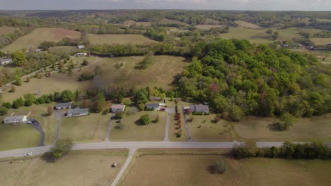 Luftaufnahme-Einer-LKW-Fahrt-über-Die-Sanften-Hügel-Von-Tennessee,-Ländliche-Landschaft-Im-Südosten-Der-USA-Mit-Feldern-Und-Bauernhöfen-Im-Frühherbst