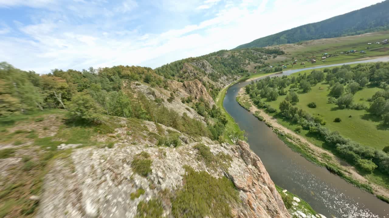 вид сверху на высокие горы с крутыми склонами. концепция скалолазания и экстремальных видов спорта. густая растительность на склонах и у подножия гор. река ниже.