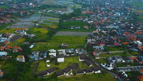 Filmische-Drohnenaufnahmen-Vom-Berawa-Strand-In-Canggu,-Bali-Mit-Wunderschöner-Landschaft,-Teuren-Hotels,-Reisfeldern-Und-Villen-Bei-Ruhigem-Wetter