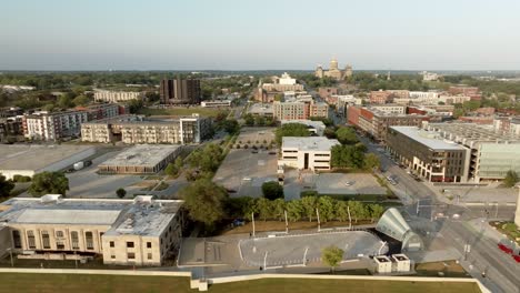 centro de des moines, iowa y el edificio del capitolio del estado de iowa con video de drones moviéndose de izquierda a derecha