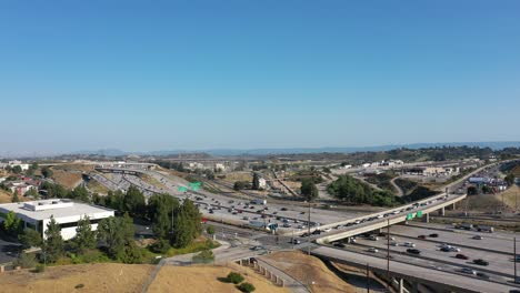 Tráfico-Que-Fluye-En-La-Autopista-5