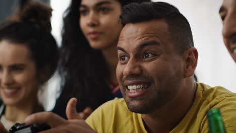 Retrato-Cerrado-De-Una-Joven-Africana-Sonriente