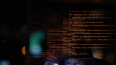 con linterna y codificación se mueve en el primer plano hacker