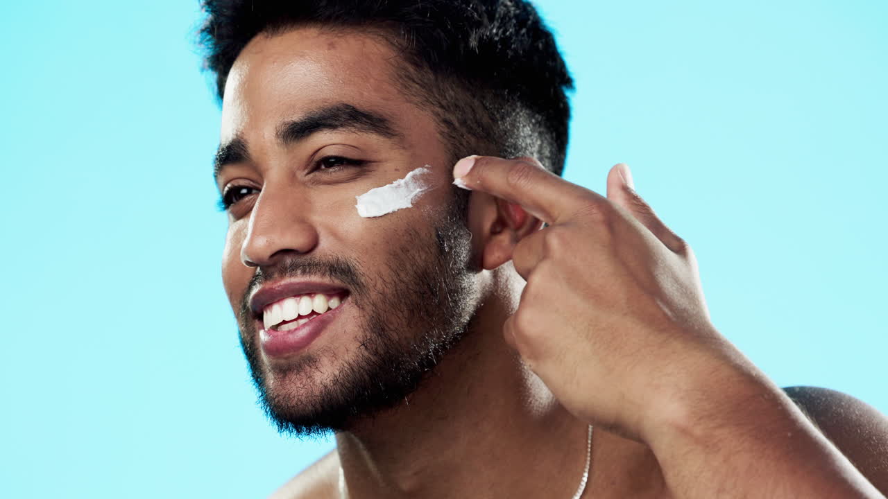 belleza, cara de estudio y hombre feliz con crema