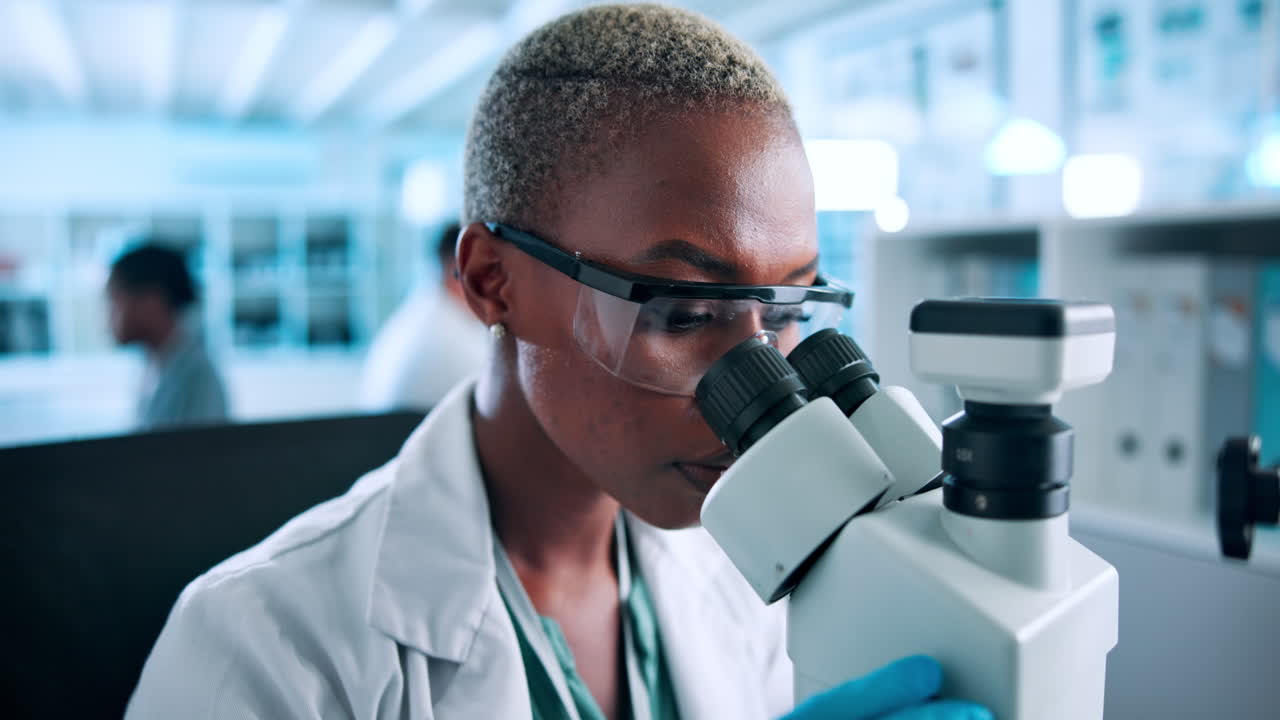 Scienziato/a che usa un microscopio in un laboratorio