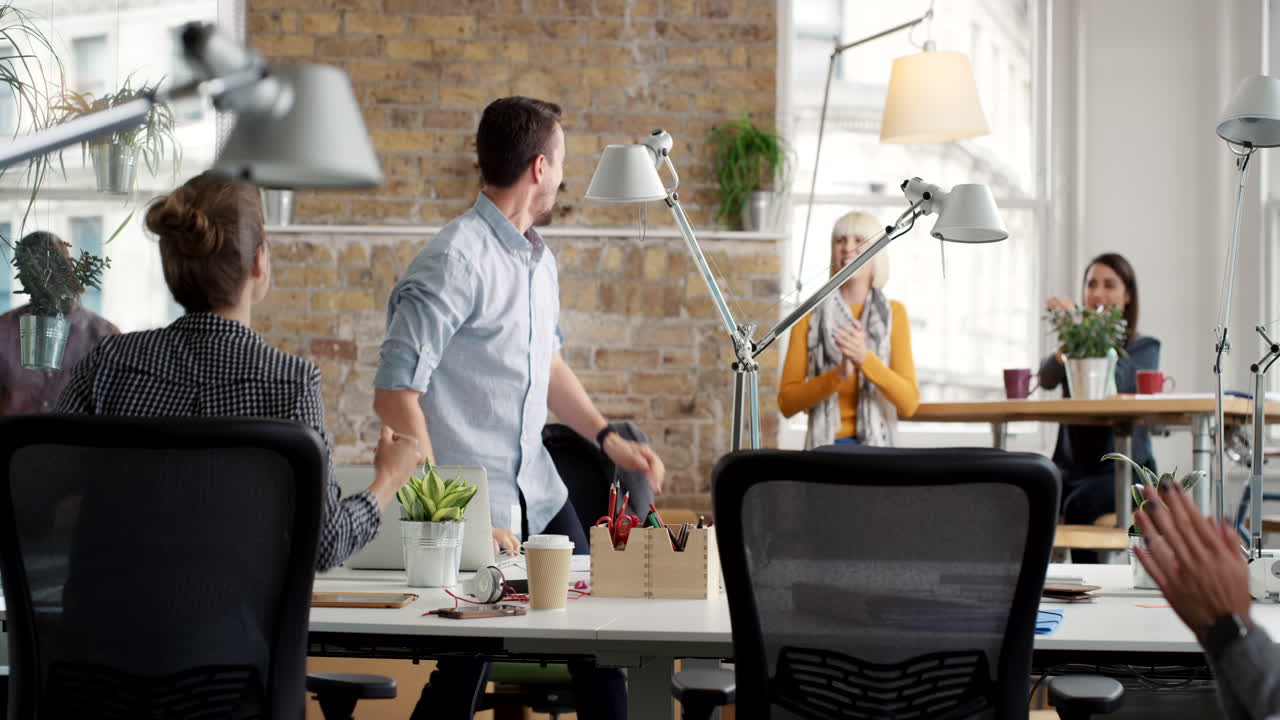 его разум взрывается.