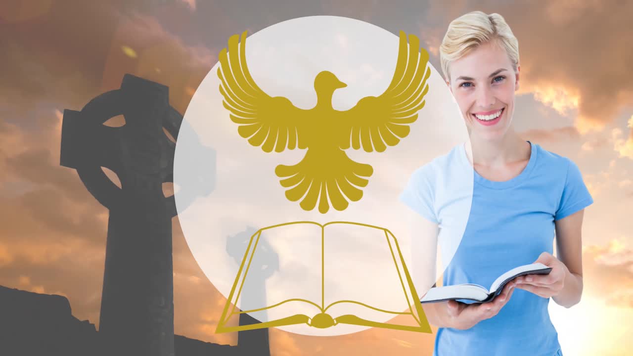 animación del icono de la biblia sobre una feliz mujer caucásica leyendo la biblia