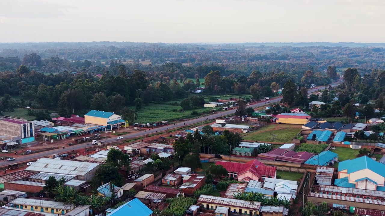 Rekaman Udara Drone: Permukiman Kumuh dan Informal di Pedesaan Afrika, Desa, Menara Telekomunikasi di Afrika (Kenya, Afrika Selatan)
