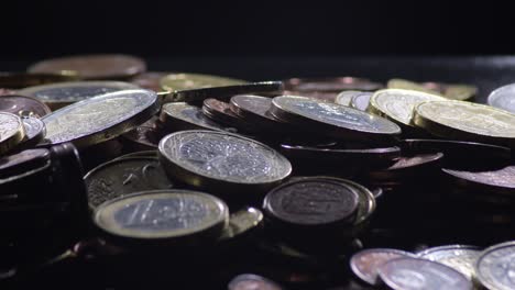 se utilizaron diferentes monedas de euro que se volvieron en fondo negro
