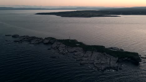 Colorful-Sunrise-Over-The-Serene-Water-Of-Saint-Lawrence-Gulf-With-The-Flat-island---Ile-Plate-In-Quebec,-Canada