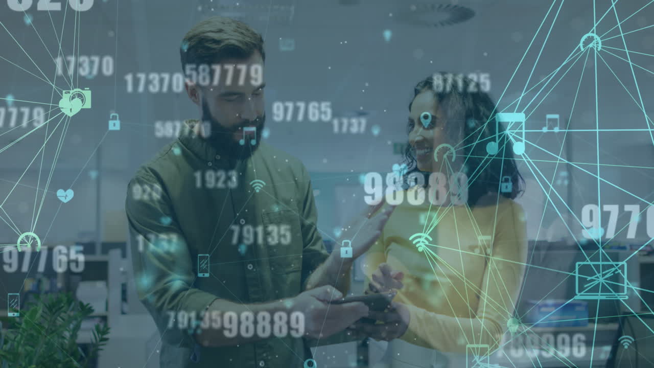 animación del procesamiento de datos financieros sobre diversas personas de negocios