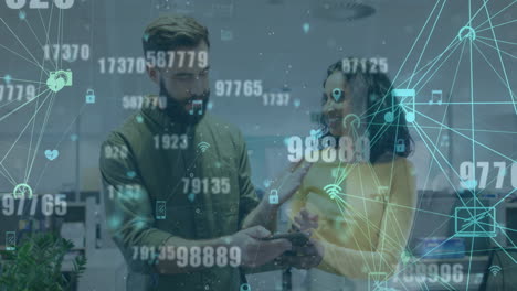 animación del procesamiento de datos financieros sobre diversas personas de negocios