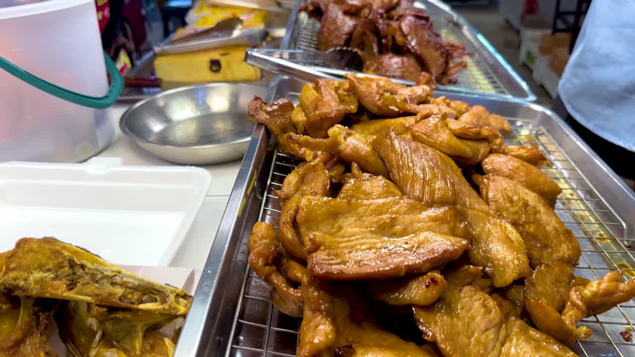 긴 고기와 생선 요리를 판매하는 판매자