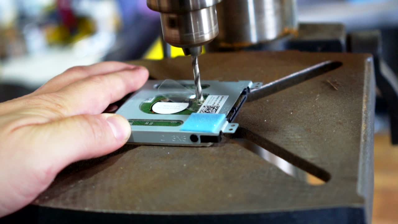 드릴 프레스 슬로우 모션으로 하드 드라이브 파괴