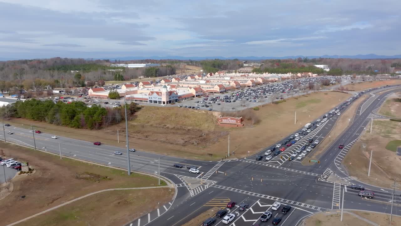 vista aerea del centro commerciale e del traffico stradale