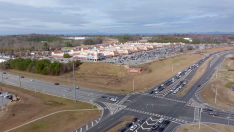 vista aérea del centro comercial y del tráfico en las carreteras