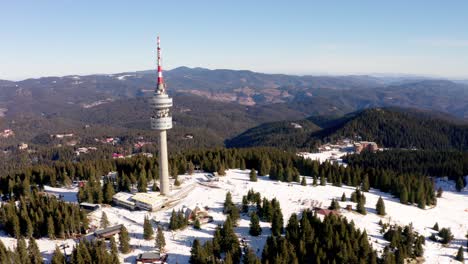 vista aérea de la torre en el pico snezhanka cerca de pamporovo, bulgaria