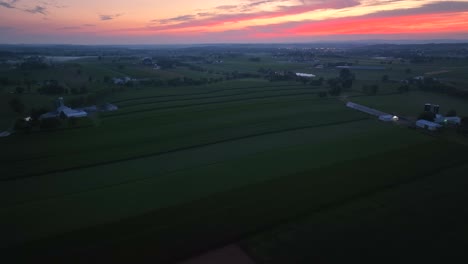 Un-Vuelo-Aéreo-Nocturno-Sobre-Las-Exuberantes-Tierras-De-Cultivo-Del-Condado-De-Lancaster-Hasta-La-Puesta-De-Sol