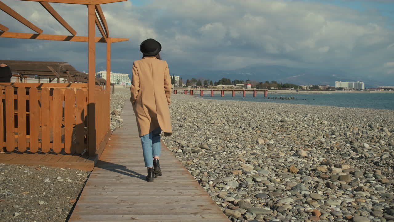 해변 길 을 고 있는 여자