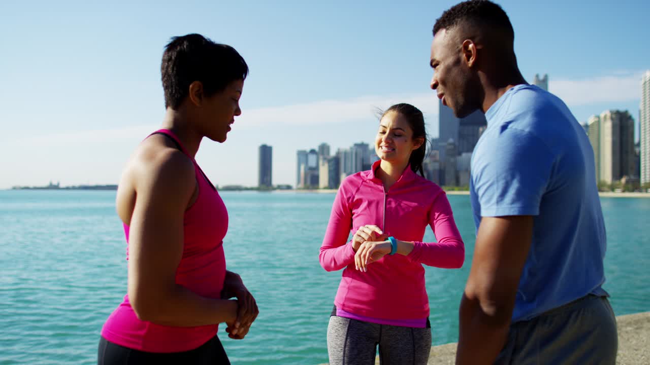 시카고의 다민족 친구들이 스트레칭 운동을 하고 있습니다.