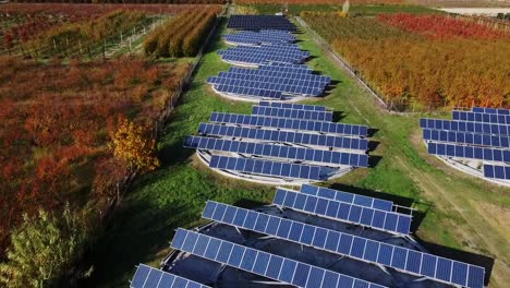 Agricultura-Revolucionaria-Impulsada-Por-Un-Conjunto-De-Paneles-Solares-En-La-Grecia-Rural,-Perspectiva-Aérea-Desde-Una-Plataforma-Rodante