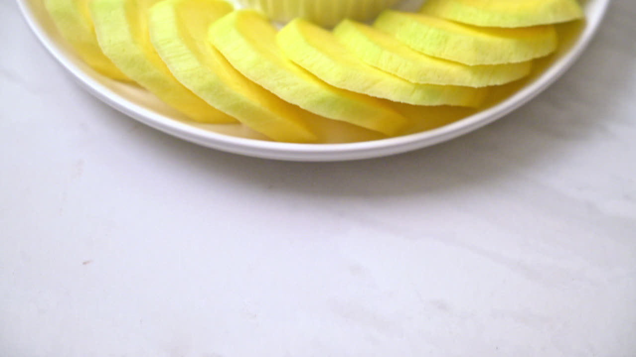 mango verde y dorado fresco con salsa de pescado dulce - estilo asiático