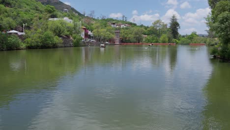 some boats and people rowing in the olla dam in guanajuato