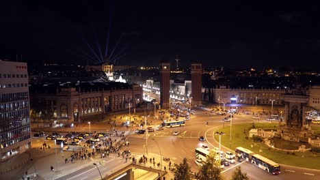 plaza de españa en barcelona, vista de la cima por la noche, semáforos