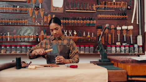 Taller-De-Cuero,-Mujer-En-La-Mesa-Con-Herramientas