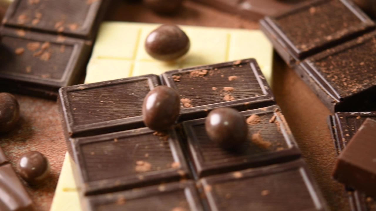 Udvalg af hvide, mælke- og mørke chokoladestykker.