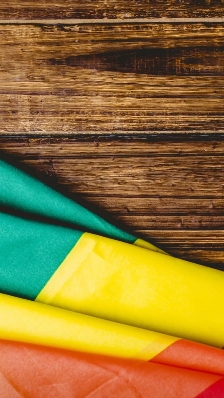 Animación de bandera arcoíris sobre fondo de mesa de madera