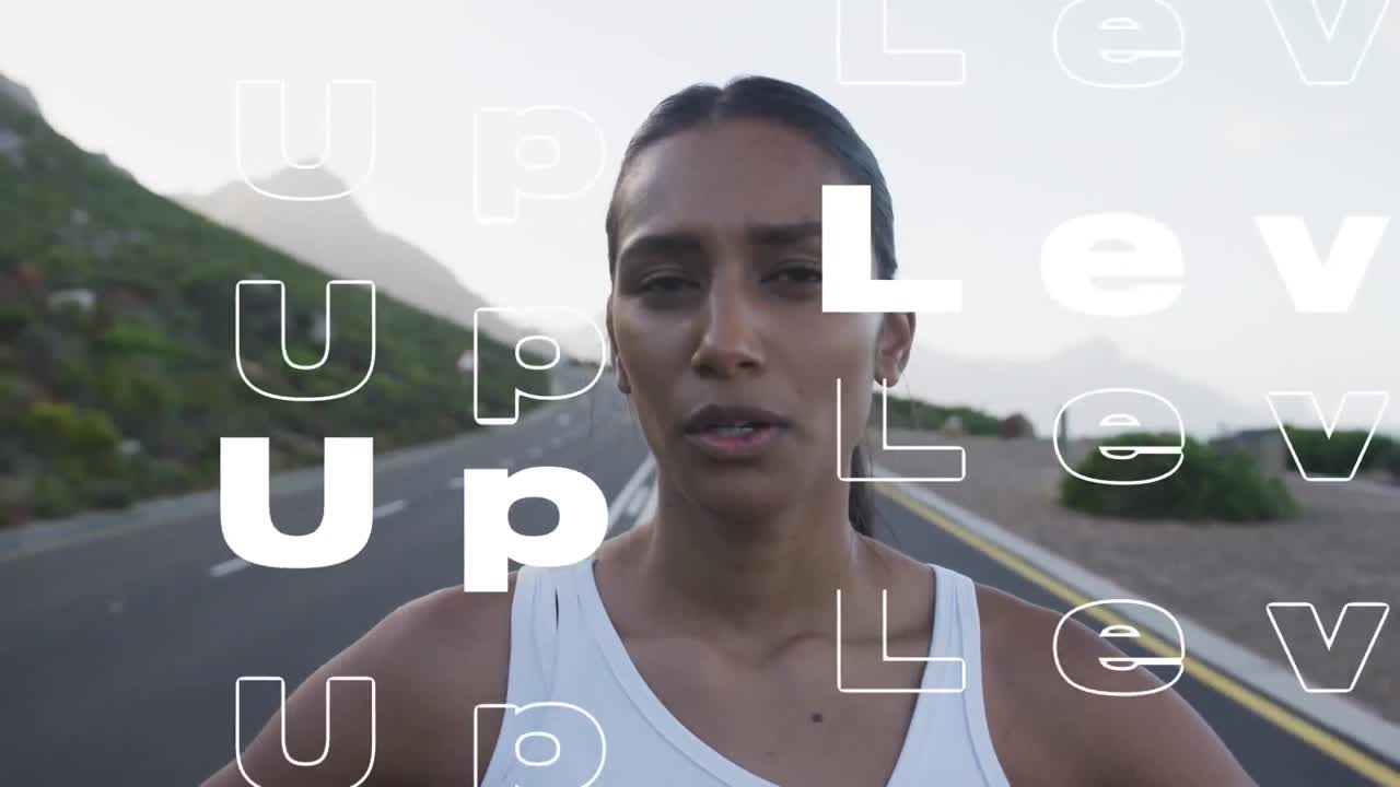 animación de las palabras a nivel en blanco sobre el retrato de una mujer haciendo ejercicio en un camino de montaña