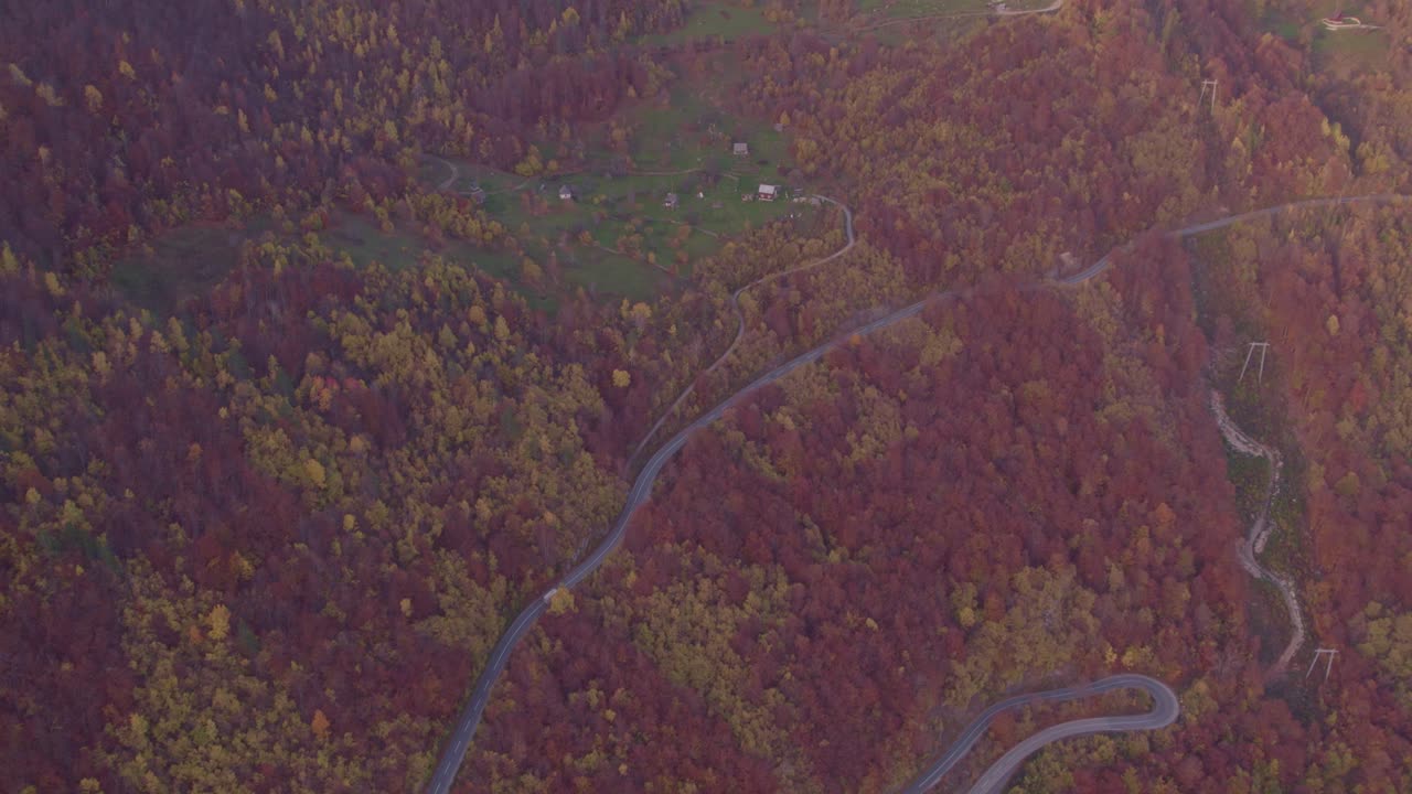 carretera de montaña de horquilla que conduce a una pendiente empinada con bosque de colores en la temporada de otoño