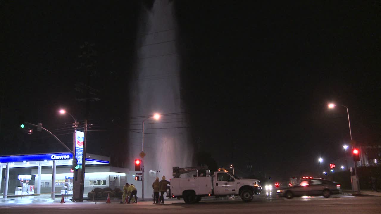로스엔젤레스 6에서 소방관들이 고장난 수도 본관을 폐쇄하려고 합니다.