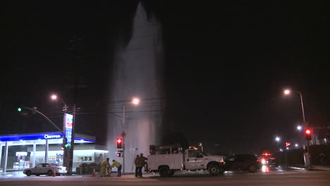 Los-Bomberos-Intentan-Cerrar-Una-Tubería-De-Agua-Rota-En-Los-Ángeles-6