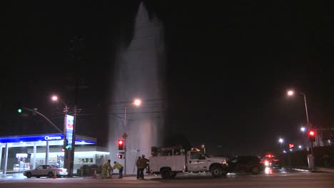 bomberos intentan cerrar una cañería rota en los ángeles 6