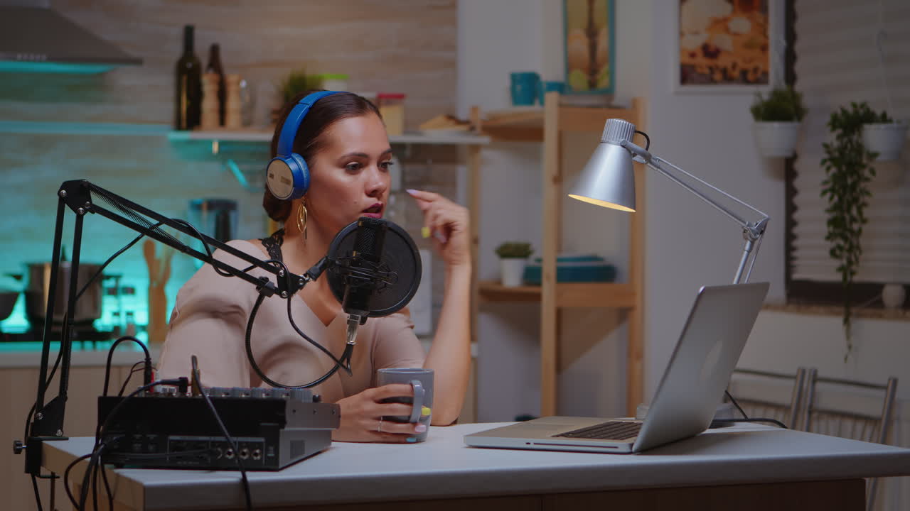 vlogger hablando con sus seguidores