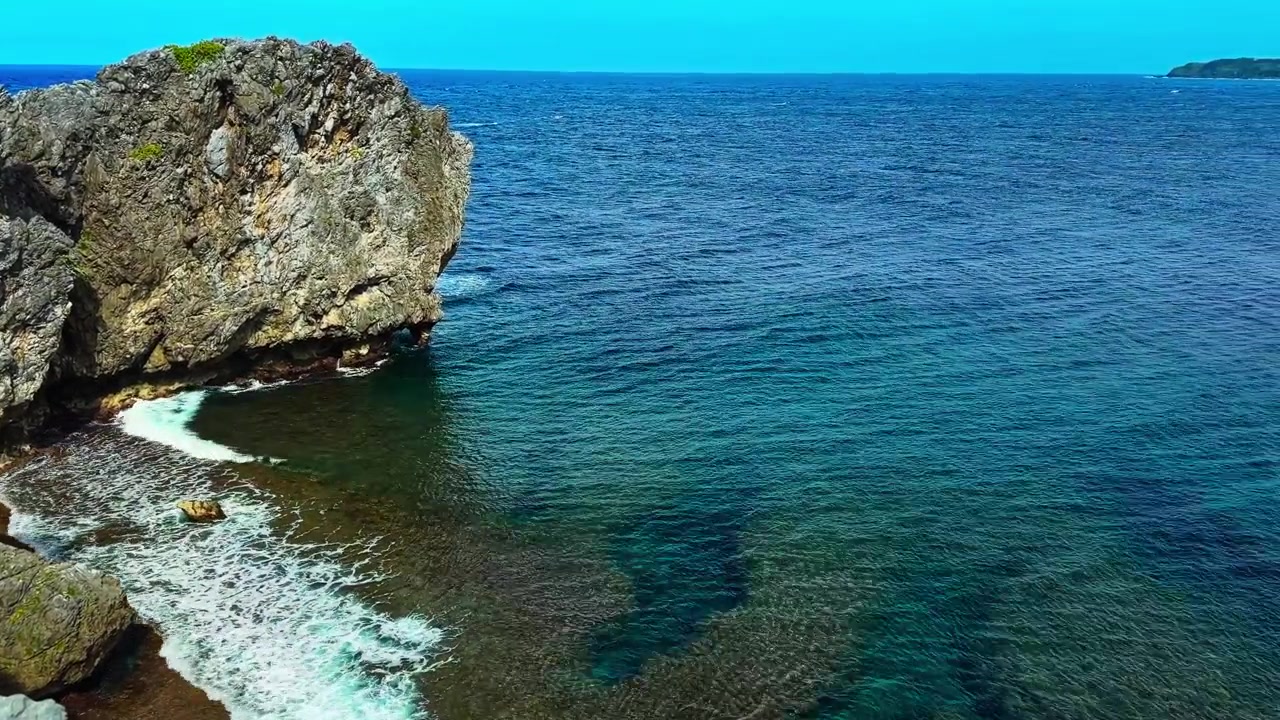 Paisagem natural acidentada no Cabo Hedo, dentro do Parque Nacional Yanbaru, na ponta norte da Ilha de Okinawa, Japão. Imagem lateral.