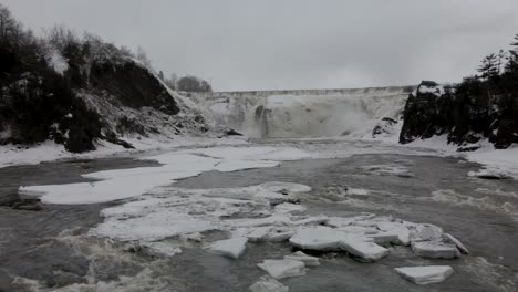 corriente de río con hielo flotante durante el invierno en chaudiere falls en levis, ciudad de quebec, canadá