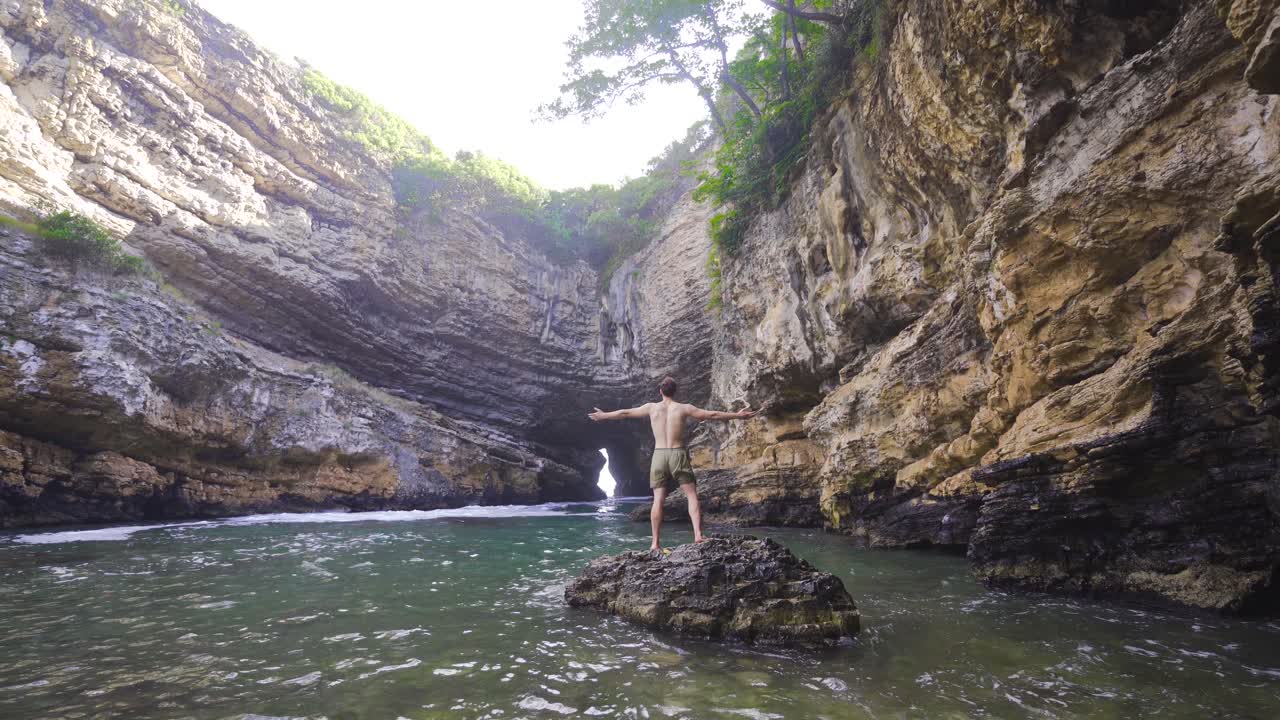 젊은이가 바다에서 휴가를 보내고 있습니다.
