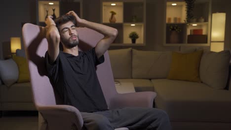 un hombre mentalmente enfermo que está enojado consigo mismo.