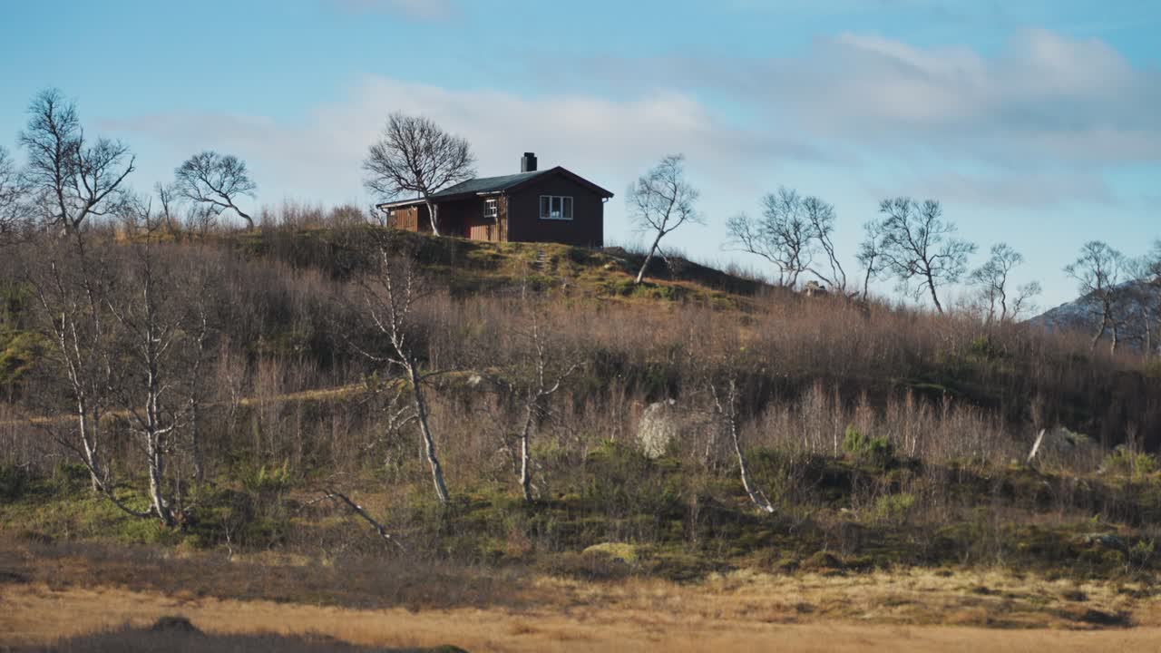 una pequeña cabaña en el desolado paisaje de tundra